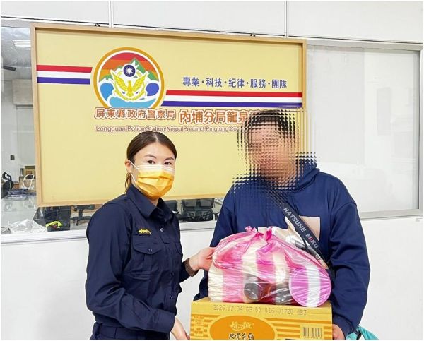 低收獨居男遭網路詐騙生活陷困頓　暖心內埔警贈送物資助度難關